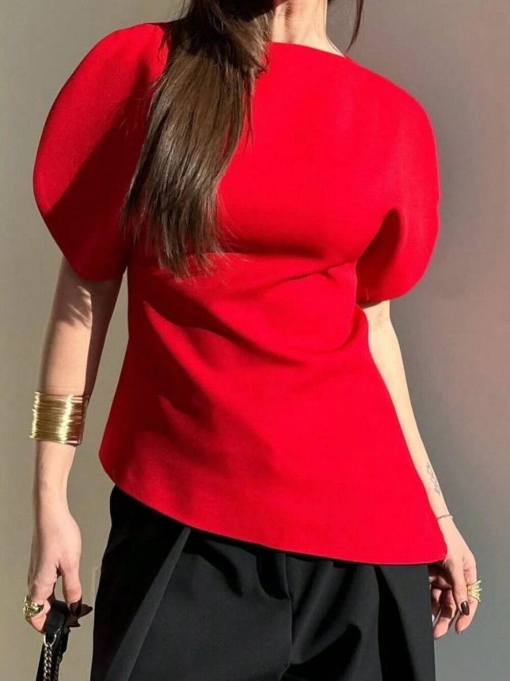 Red Casual Women's Short Sleeve Puff Sleeve Blouse with Asymmetric Hem - Picture 5 of 6